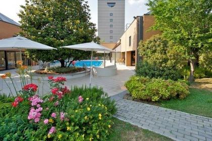 Hotel con piscina e parco in zona Linate