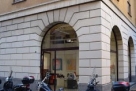 Spazio espositivo con vetrine in zona 5vie