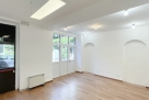 Showroom all'interno di una corte