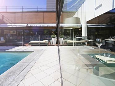 Hotel con vista con piscina