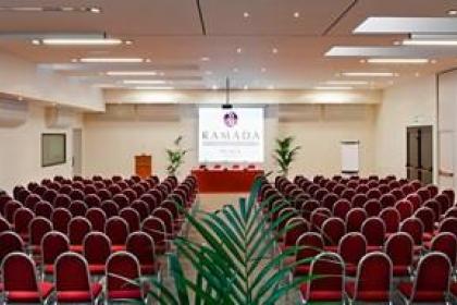 Hotel con plenaria e giardino a bordo piscina