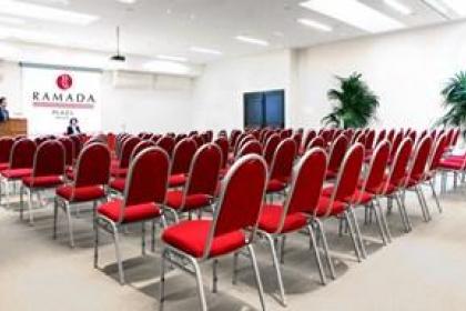 Hotel con plenaria e giardino a bordo piscina