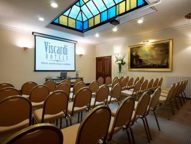 Hotel con plenaria e giardino a bordo piscina