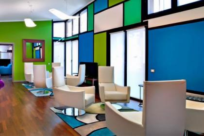 Hotel con plenaria e giardino a bordo piscina