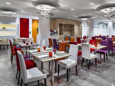 Hotel con plenaria e giardino a bordo piscina