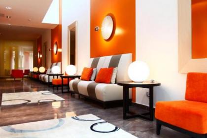 Hotel con plenaria e giardino a bordo piscina