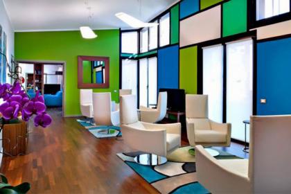 Hotel con plenaria e giardino a bordo piscina